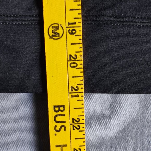 Under Armour active wear hoodie men's size M grey 1/2 zip, kangaroo pocket - Picture 11 of 11